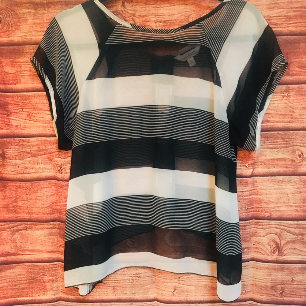 Charming Charlie Black/White Flowy Top. Small